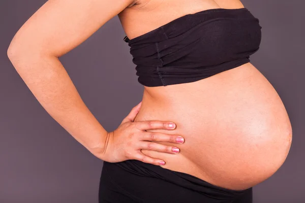 Jonge zwangere zwarte vrouw aanraken haar buik — Stockfoto