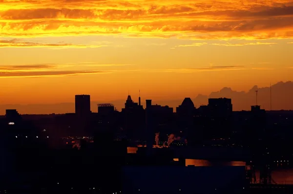 Cidade industrial ao pôr do sol — Fotografia de Stock