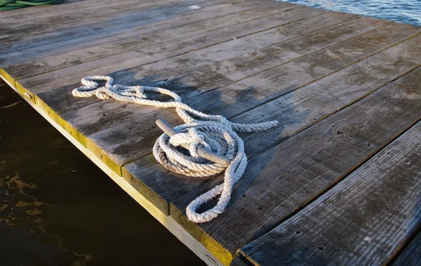 Човен мотузкою на док — стокове фото