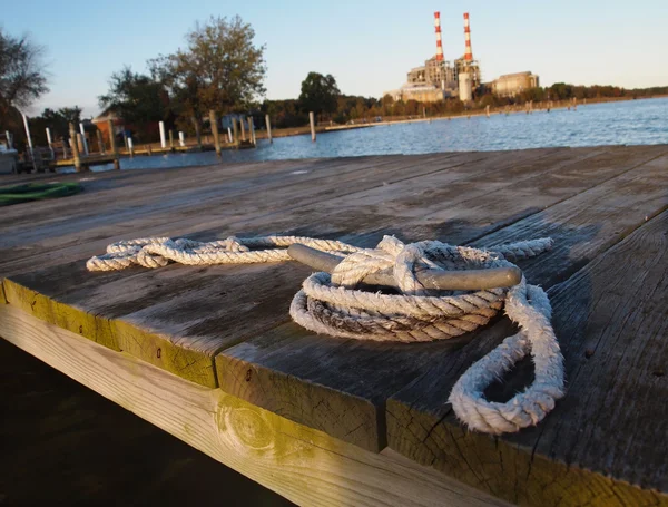 Мотузки в Marina із електростанція — стокове фото