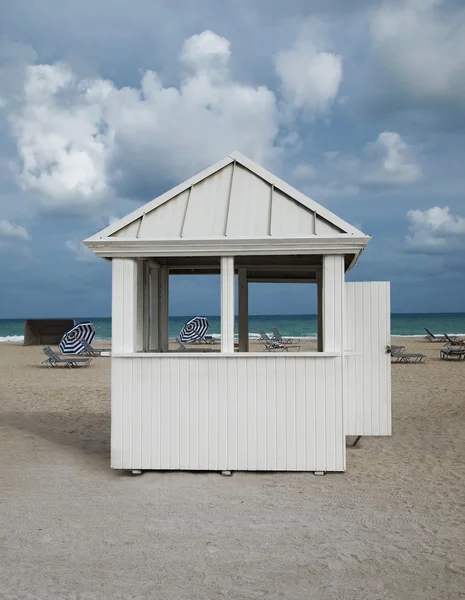 Cabana de praia céu azul — Fotografia de Stock