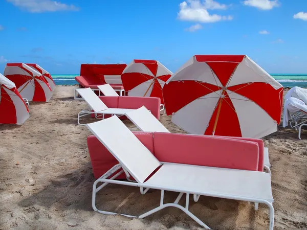 Red and White Beach Scene — Stock Photo, Image