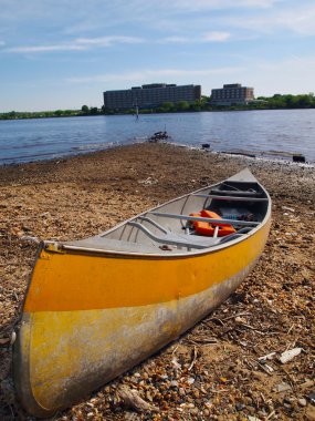 Sarı sandal kayalık önemsiz beach