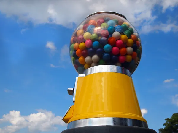 Große Gummiball-Maschine und Himmel — Stockfoto