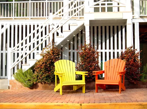 Strandhaus mit bunten Holzstühlen — Stockfoto
