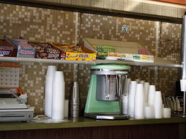 MORGANTOWN, WV - 28 AĞUSTOS 2014: 1960 'ların Multimixer milkshake karıştırıcısı eski moda bir soda tezgahının üzerinde duruyor..