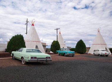 Holbrook, Arizona - Wigwam Motel No. 'daki üç beton çadırın önüne park edilmiş klasik Amerikan otomobilleri koleksiyonu. 6, eski Route 66, Holbrook, Arizona 'da.. 