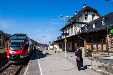 bir karakolda yerel tren geldiğinde