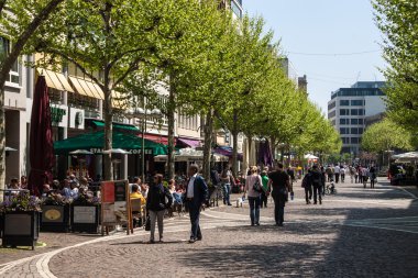 Frankfurt'ta bir yaya bölgesi üzerinde insanlar yürümek