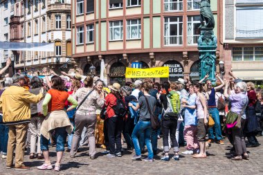 insanlar Dünya Kahkaha Günü'nü kutluyorlar.