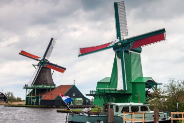 zaanse Schans'a yakınında yel değirmenleri