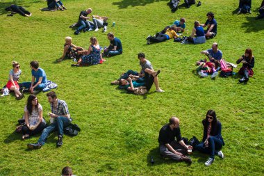gent bir parkta güneşli bir gün insanlar zevk