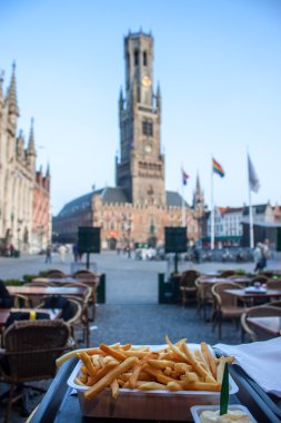  patates kızartması, çan kulesi ve Bruges Pazar Meydanı