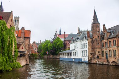 bruges kanallar boyunca evleri