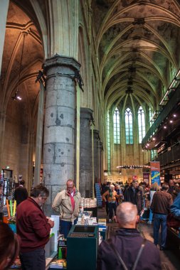 bir kitapçı dönüştürüldü kilise