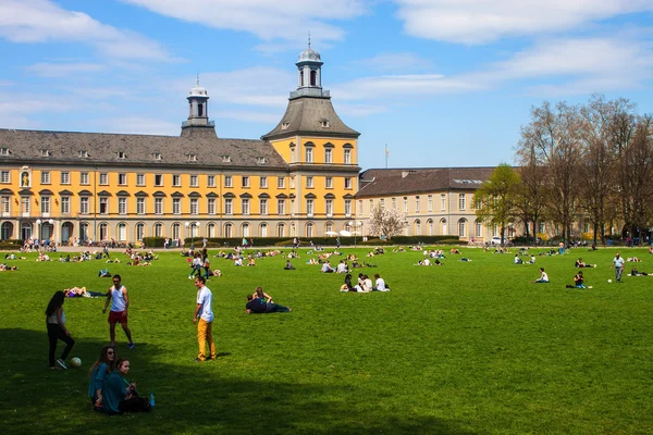 As pessoas desfrutam de um dia ensolarado no parque de Hofgarten em Bonn — Fotografia de Stock