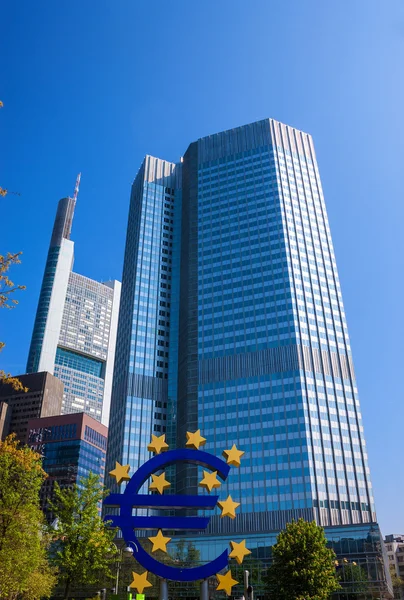 El famoso gran signo del euro en el Banco Central Europeo — Foto de Stock