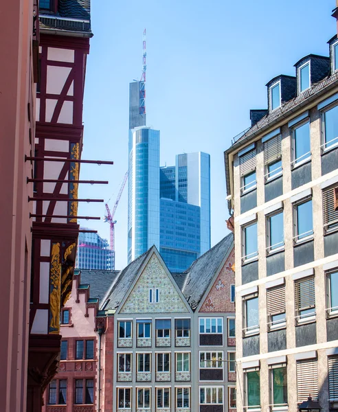 Contraste de edifícios antigos e um arranha-céu — Fotografia de Stock