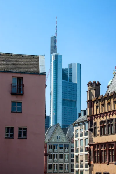 Contraste de edificios antiguos y un rascacielos — Foto de Stock