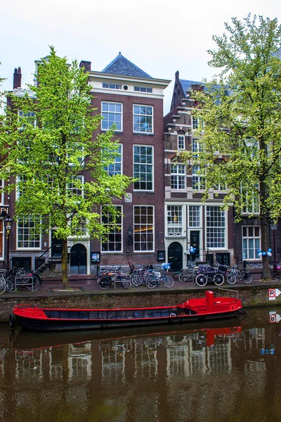 Houses along the canals of Amsterdam — Stock Photo, Image