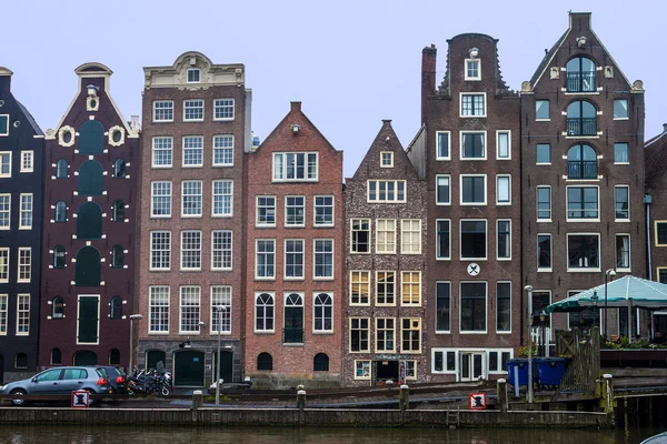 Amsterdam kanalları boyunca evleri — Stok fotoğraf