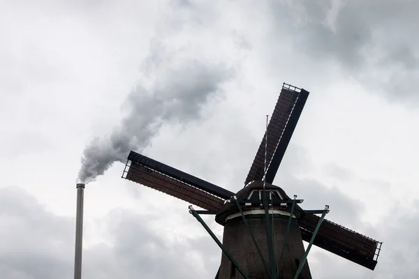 Fabrikschornstein und Windmühle — Stockfoto