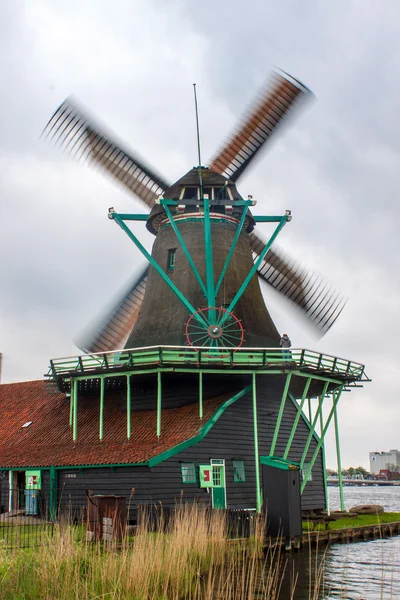 Windmühle bei zaanse schans — Stockfoto