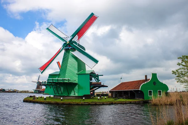 Windmolens in de buurt van zaanse schans — Stockfoto