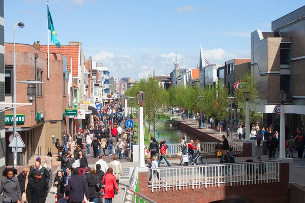 Les gens marchent sur une zone piétonne à Zaandam — Photo