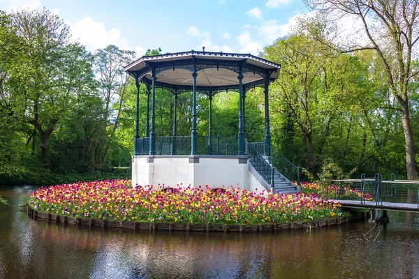 Lagoa e tulipas em Vondelpark — Fotografia de Stock