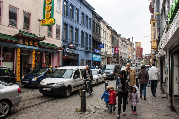 Människor i chinatown i Antwerpen — Stockfoto