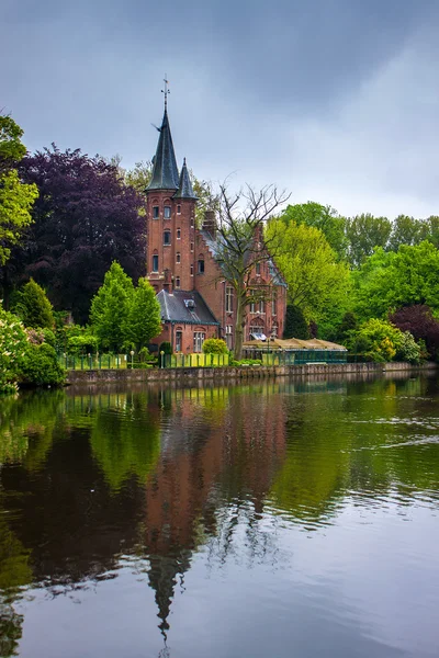 Casa tradicional junto a los canales de Brujas — Foto de Stock