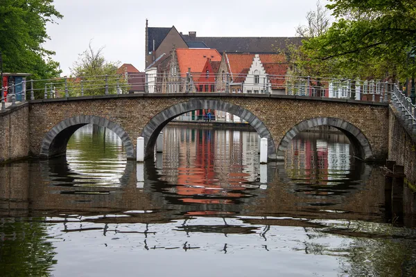 Středověký most přes kanál v Bruggách — Stock fotografie