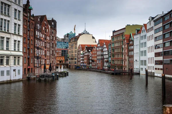 Traditionelle bygninger langs kanalen i Hamburg - Stock-foto