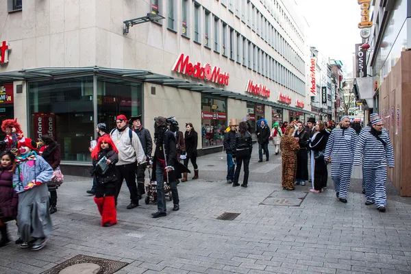 Menschen auf dem Weg zum Karneval in Köln — Stockfoto