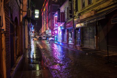 dar bir sokakta, trabzon gece manzarası