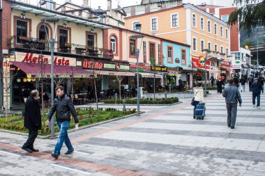 Trabzon'da bir trafiğe kapalı bölgede insanlar yürümek
