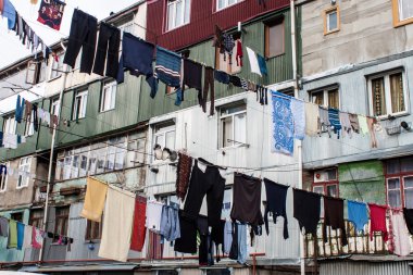 evlerin arasında asılı Çamaşırhane