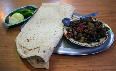  düz ekmek ile et