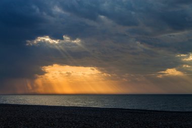 Batum bir deniz üzerinde güneş parlar
