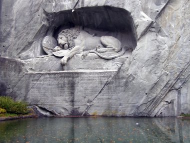 Lucerne: Aslan anıt ölüyor
