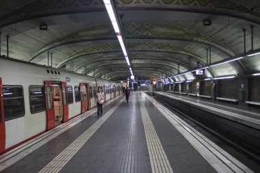  commuters im metro istasyonu