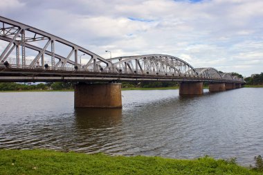 parfüm Nehri üzerinde Truong tien köprü