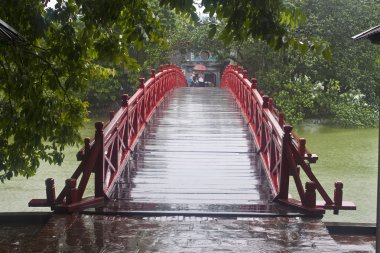  hoan kiem Gölü içinde kırmızı köprü