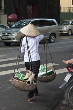eski kağıt ve plastik Vietnam kadın taşır
