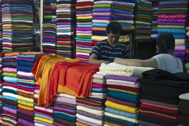 Hanoi büyük bir pazarda kumaş satıcıları