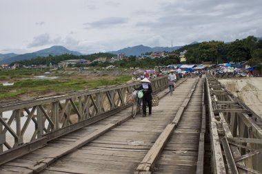 eski bir köprü üzerindeki trafik 