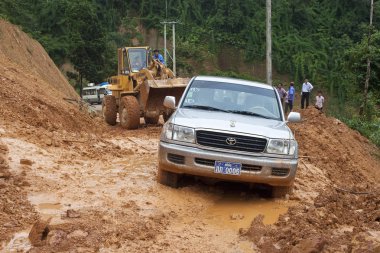 buldozer yol temizler