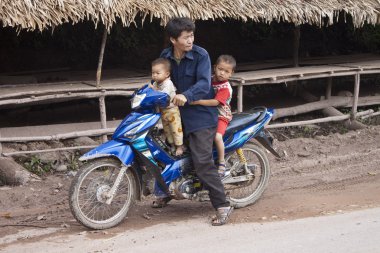  Baba ile çocukları bir motosiklet üzerinde