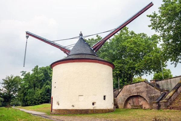 Medieval harbor crane — Stock Photo, Image